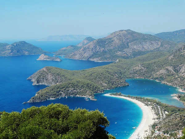 Panorama van blauwe lagune en strand oludeniz Turkije — Stockfoto