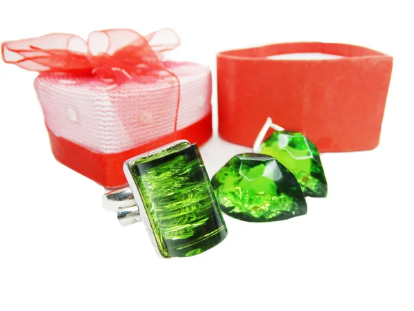 Jewelry ring and earrings with bright gem emerald crystals — Stockfoto