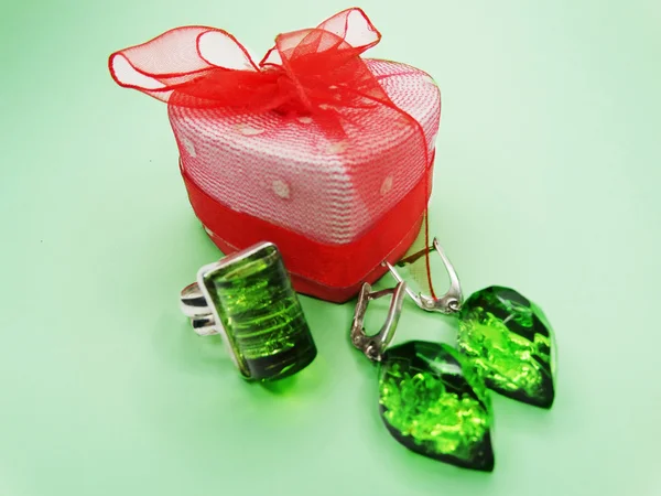 Jewelry ring and earrings with bright gem emerald crystals — Stock Photo, Image