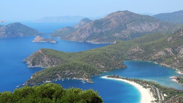 Panorama van blauwe lagune en strand oludeniz Turkije — Stockvideo