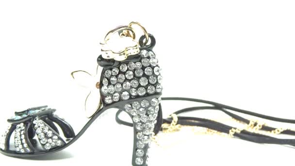 Zapato negro colgante de oro con cristales de joyería de diamantes — Vídeo de stock