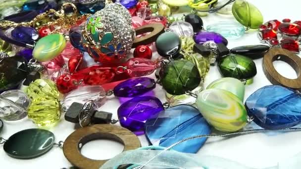 Collares de cuentas de joyería con cristales brillantes — Vídeos de Stock