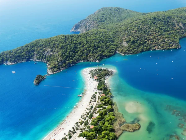 Panorama de laguna azul y playa de pavo oludeniz — Foto de Stock