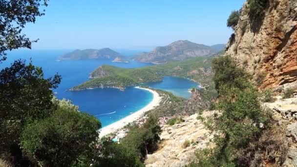 Panorama lagunei albastre și a curcanului oludeniz pe plajă — Videoclip de stoc