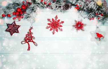 Kış Noel arkaplanında köknar dalları ve mavi ahşap dokuda kar var.                              