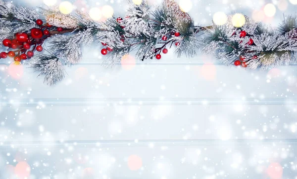 Invierno Navidad Fondo Con Ramas Abeto Conos Nieve Textura Madera —  Fotos de Stock