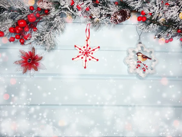 Zimowe Boże Narodzenie Tło Wystrojem Gałązki Jodły Szyszki Śniegu Niebieskim — Zdjęcie stockowe