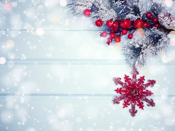 Kış Noel Arkaplanında Köknar Dalları Mavi Ahşap Dokuda Kar Var — Stok fotoğraf