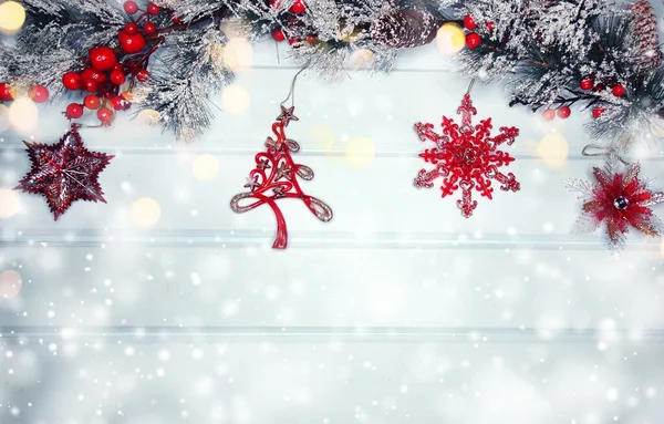 モミの枝コーンと青い木製のテクスチャに雪の装飾と冬のクリスマスの背景 ロイヤリティフリーのストック写真