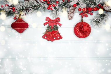 Kış Noel arkaplanında köknar dalları ve mavi ahşap dokuda kar var.                              