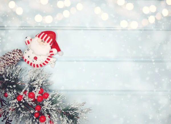 Karácsonyi Santa Játék Téli Ágak Kúpok Kék Fából Készült Textúra — Stock Fotó