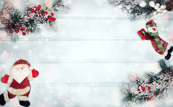 Noel Santa Oyuncak Kış Dalları Koniler Mavi Ahşap Doku Üzerinde — Stok fotoğraf