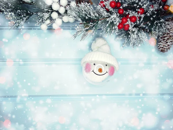 Karácsonyi Hóember Játék Téli Ágak Kúpok Kék Fából Készült Textúra — Stock Fotó