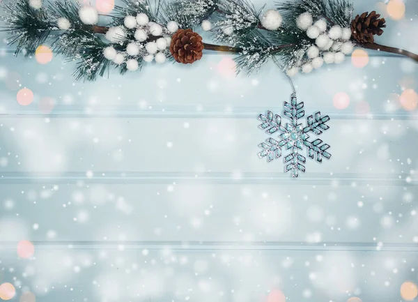 Zimowe Boże Narodzenie Tło Wystrojem Gałązki Jodły Szyszki Śniegu Niebieskim — Zdjęcie stockowe