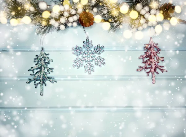Zimní Vánoční Zázemí Výzdobou Jedle Větvích Kužele Sníh Modré Dřevěné — Stock fotografie