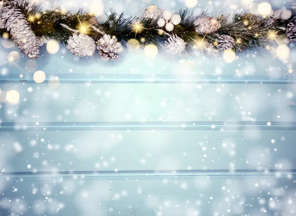 Χειμωνιάτικο Χριστουγεννιάτικο Φόντο Κουκουνάρια Από Έλατα Και Χιόνι Μπλε Ξύλινη — Φωτογραφία Αρχείου