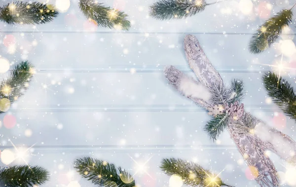 冬天的圣诞节背景 冷杉枝叶装饰 蓝木质地的雪 — 图库照片