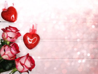 parlak arka plan üzerinde kırmızı gül çiçekleri ile aşk sevgililer günü 