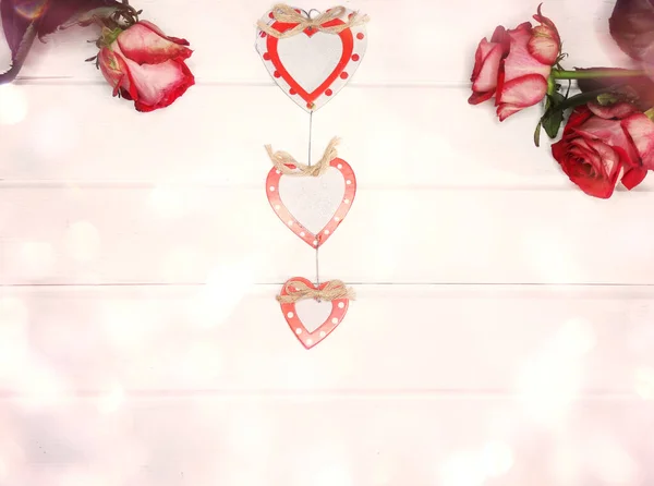 Parlak Arka Plan Üzerinde Kırmızı Gül Çiçekleri Ile Aşk Sevgililer — Stok fotoğraf