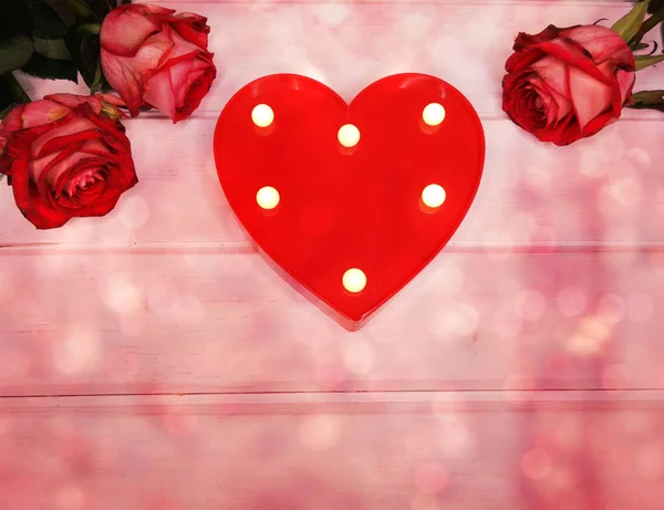 Amor Dia Dos Namorados Com Rosas Vermelhas Flores Fundo Brilhante — Fotografia de Stock