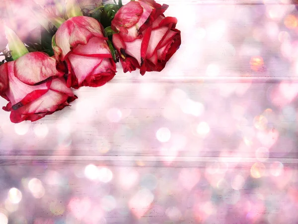 Parlak Arka Plan Üzerinde Kırmızı Gül Çiçekleri Ile Aşk Sevgililer — Stok fotoğraf