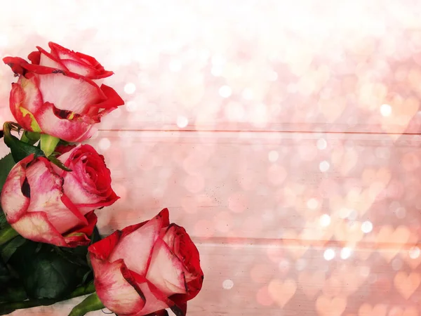 爱情人节与红玫瑰花在闪亮的背景 — 图库照片