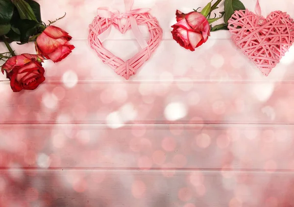 光沢のある背景に赤いバラの花とバレンタインデーを愛する ストックフォト