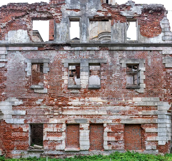Разрушение Старого Кирпичного Фасада Здания — стоковое фото