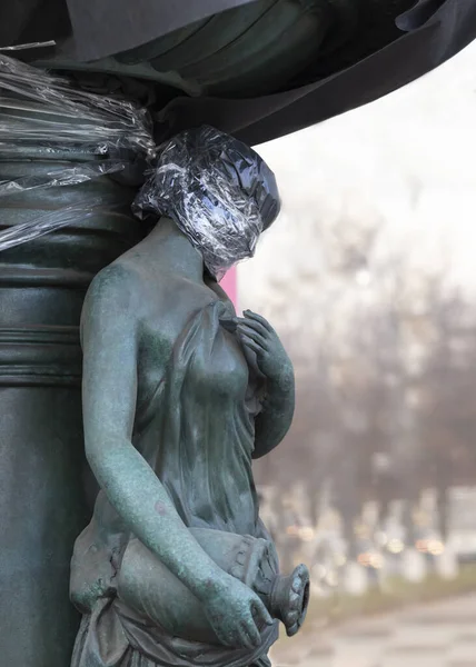 Estátua Uma Mulher Com Rosto Envolto Celofane Como Uma Representação — Fotografia de Stock