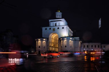 Yağmur gecesinde Altın Kapı.