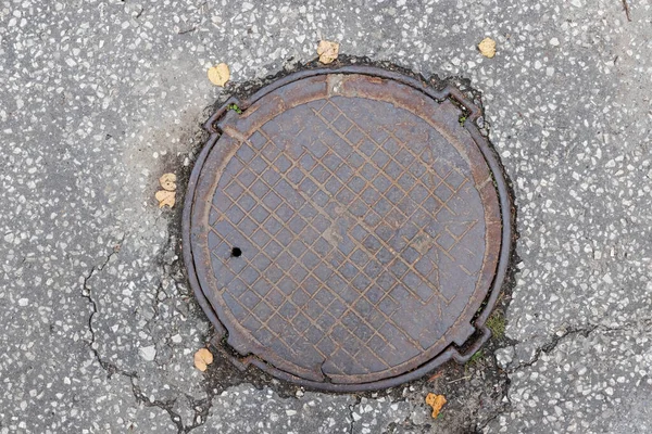 Oude Armoedige Ijzeren Putdeksel Straat — Stockfoto