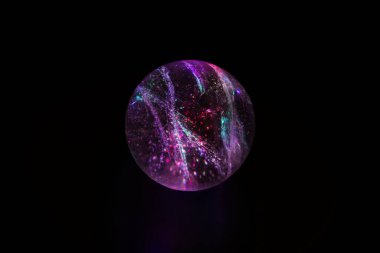 Mor sihirli kristal küre siyah zemin