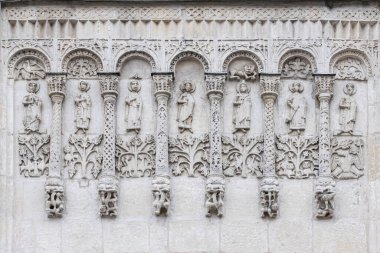Batı duvarının arcature-columnar kemeri. Dış mimari dekorasyonlar St. Demetrius Katedrali, Vladimir, Rusya. Beyaz taş oyma sağ (güney) kavis kemeri