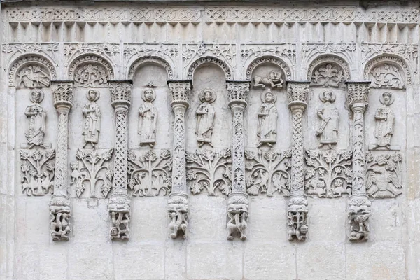 西墙的拱形柱状带 俄罗斯 弗拉迪米尔 圣德梅特里大教堂外的建筑装饰 白色石刻右 拱形带 免版税图库照片