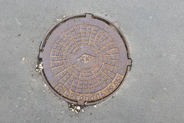 Cobertura Bueiro Ferro Velho Rua Cidade Tradução Abreviatura Urban Canadianization — Fotografia de Stock