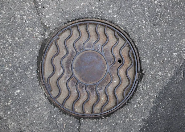 Oude Ijzeren Putdeksel Straat — Stockfoto