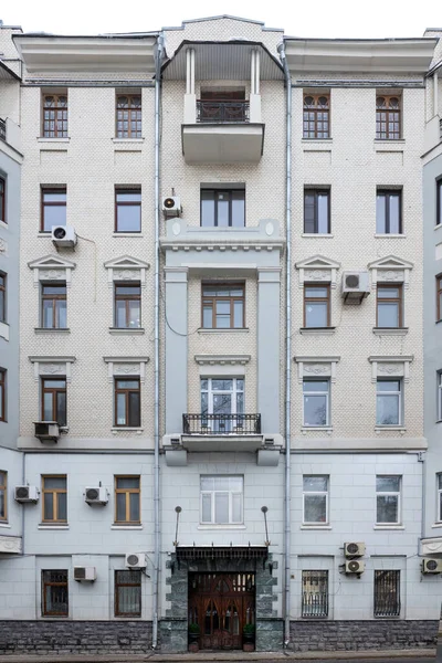 Zabytkowa Architektura Klasyczna Elewacja Budynku Secesji Widok Przodu Izolowany Białym — Zdjęcie stockowe