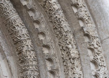 Aslan maskeli çiçek süsü ortaçağ kilise dekorunun ayrıntıları.