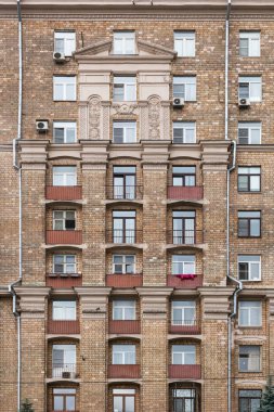 Klasik mimari klasik tuğla ön cephe yerleşim binası dekore edilmiş sıva döşeme Sovyet ön görünümü