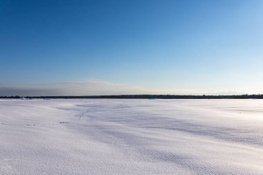 Mavi gökyüzü beyaz kar tarlası. Kış doğal manzara.