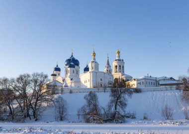 Beyaz kiliseli kış manzarası
