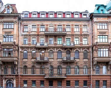 Klasik klasik mimari cephesi beyaz cephede izole edilmiştir.