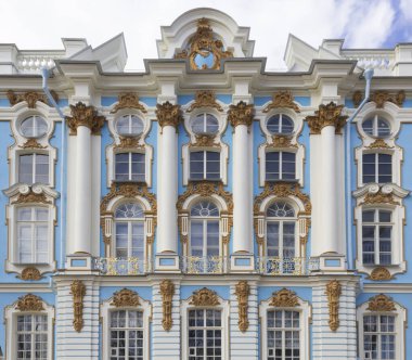 Rus Barok tarzında beyaz, mavi, altın bir cephe sarayı. Ön görünüm.