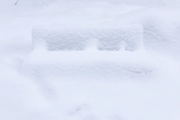 Panchina Bianca Invernale Coperta Neve — Foto Stock