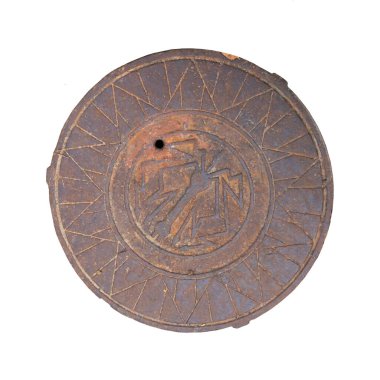 Eski metal rögar kapağı lağım kapağı beyaza izole edilmiş.