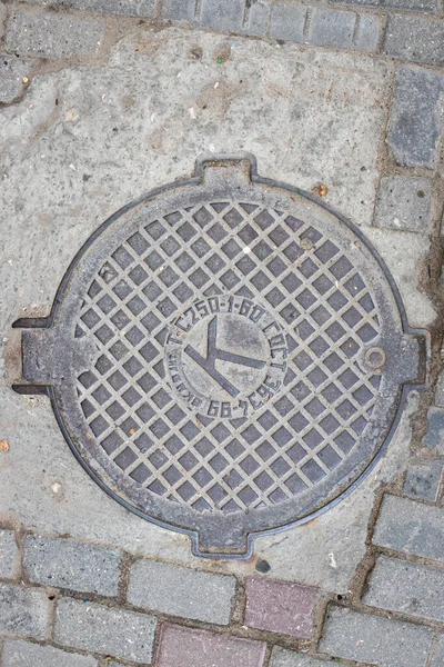 旧金属マンホールは 街の通りに下水道キャップをカバー翻訳 国家標準 下水道の略 — ストック写真