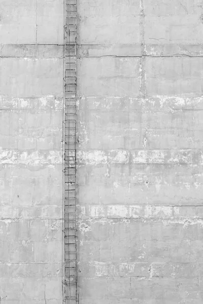 Betonowa Ściana Metalowa Klatka Schodowa Czerń Biel Abstrakcyjne Tło Przemysłowe — Zdjęcie stockowe