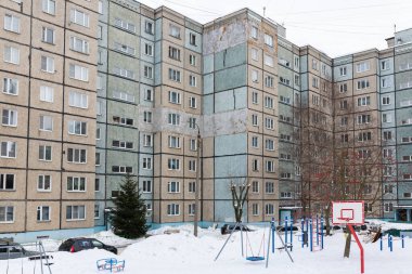 Kışın oyun parkı olan kentsel yüksek binalar.