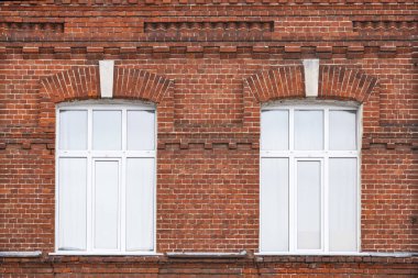 Beyaz pencereler eski kırmızı tuğlalı duvar ön cephe binası