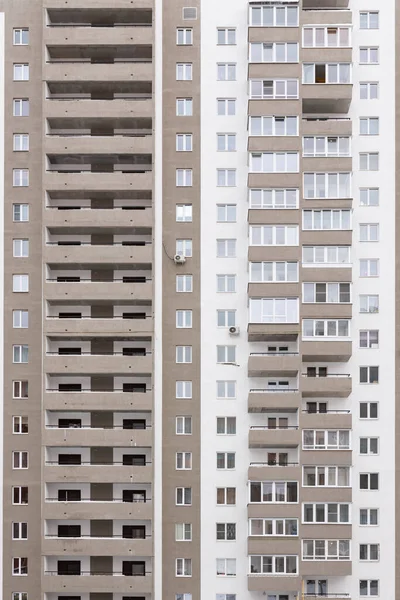 灰色の白いファサードコンクリート現代的な住宅タワーの建物の正面ビュー — ストック写真